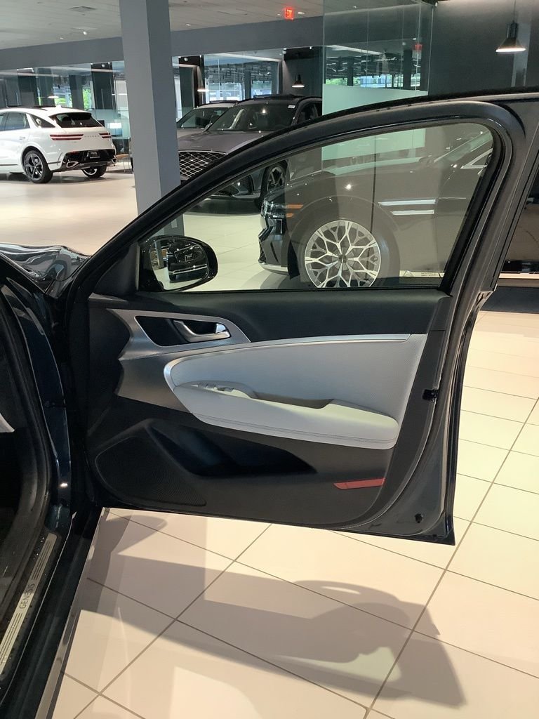 2023 GENESIS G70 Standard - Photo 17