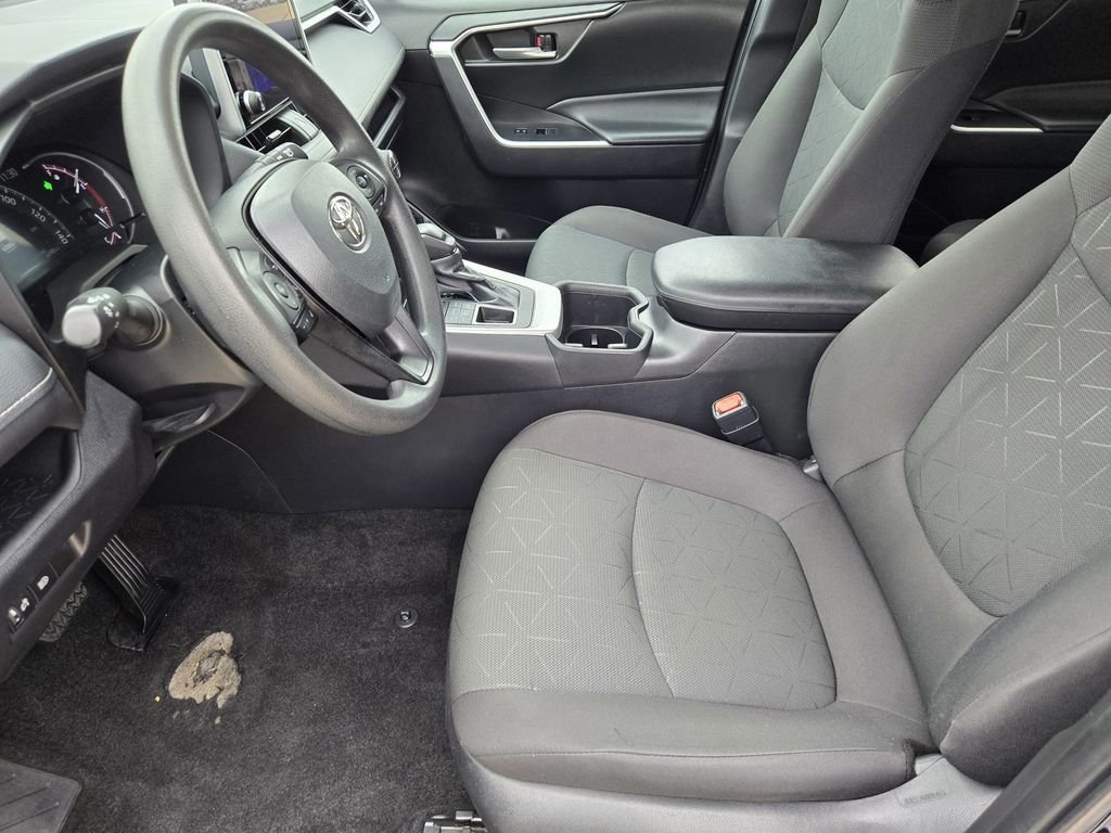 2024 Toyota RAV4 XLE - Photo 8