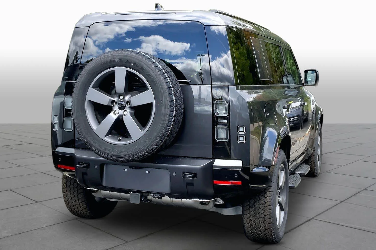New 2026 Carpathian Grey Land Rover X-Dynamic SE image 3