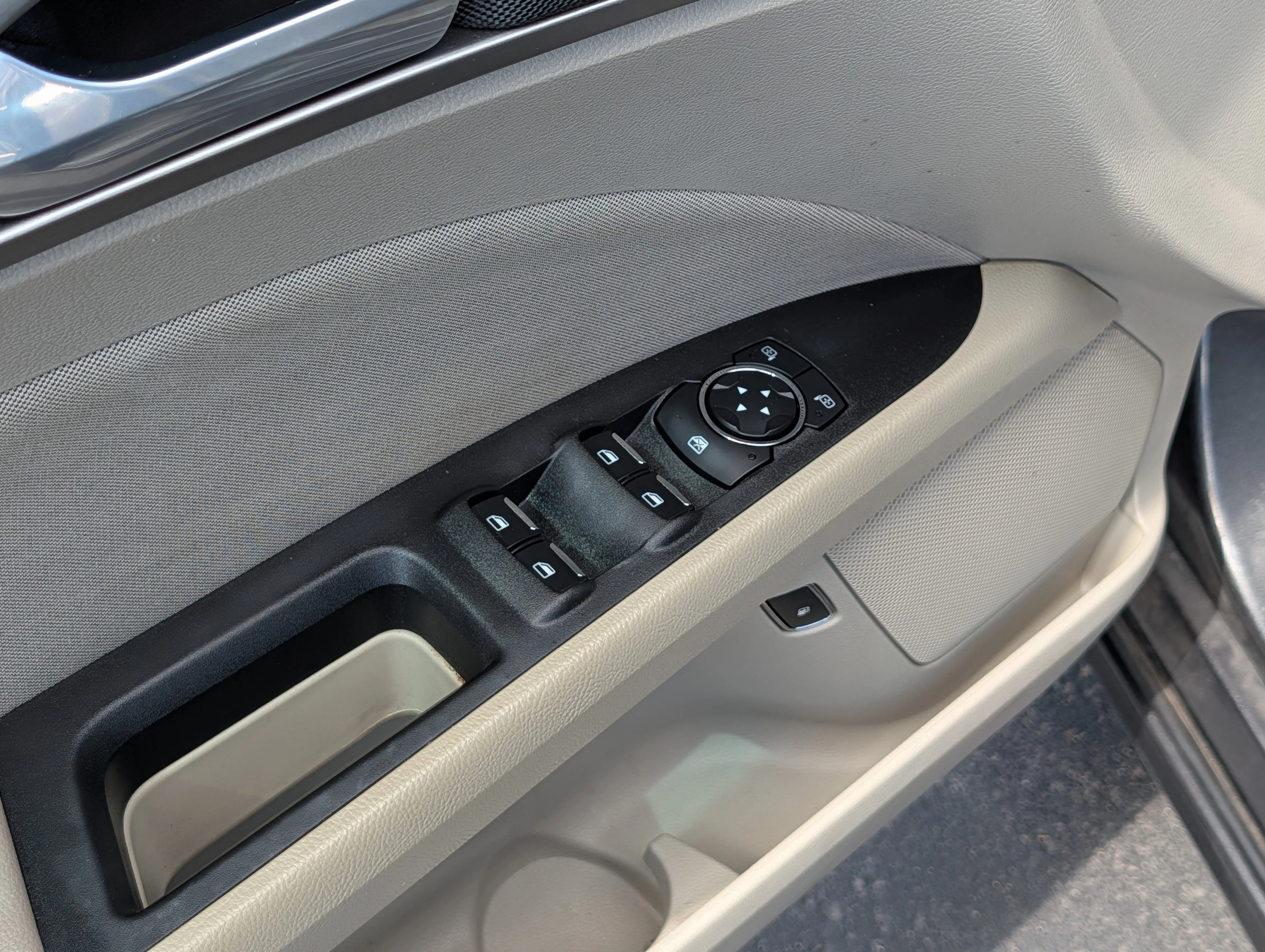Used 2019 Magnetic Metallic Ford SE image 19
