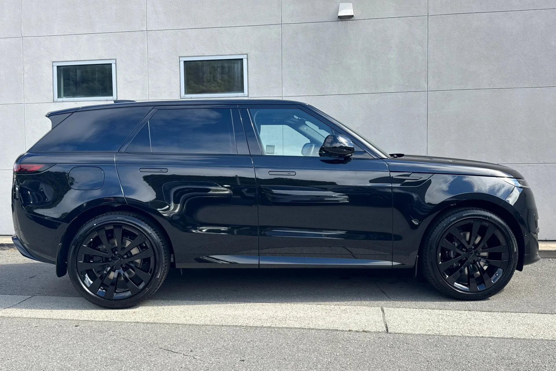 New 2026 Santorini Black Land Rover Dynamic SE image 8