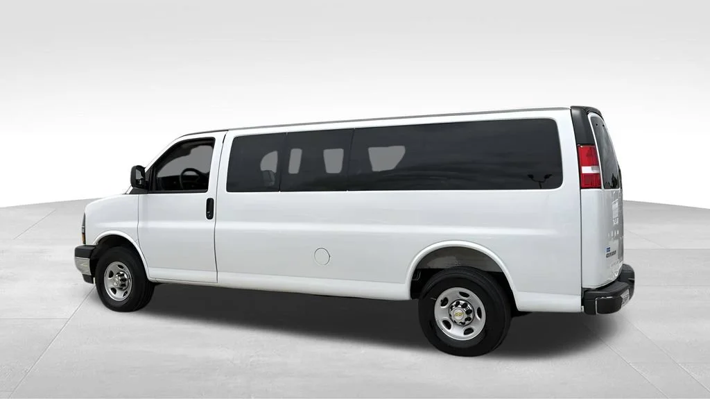 Used 2025 Summit White Chevrolet 1LT image 4