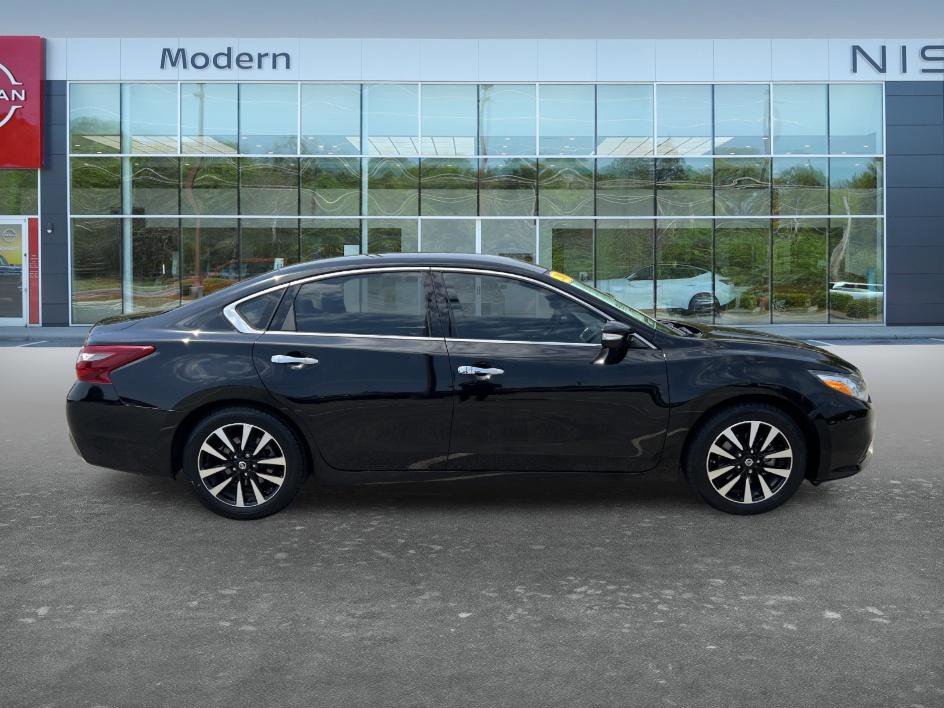 Used 2018 Super Black Nissan 2.5 SL image 4