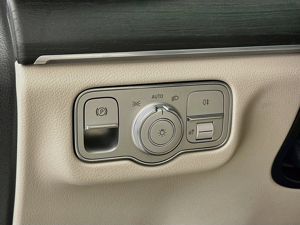 New 2026 Polar White Mercedes-Benz GLS 580 image 45