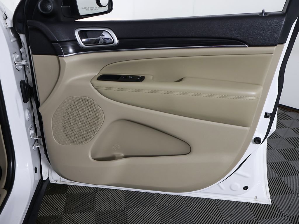 Used 2019 White Jeep Limited image 25