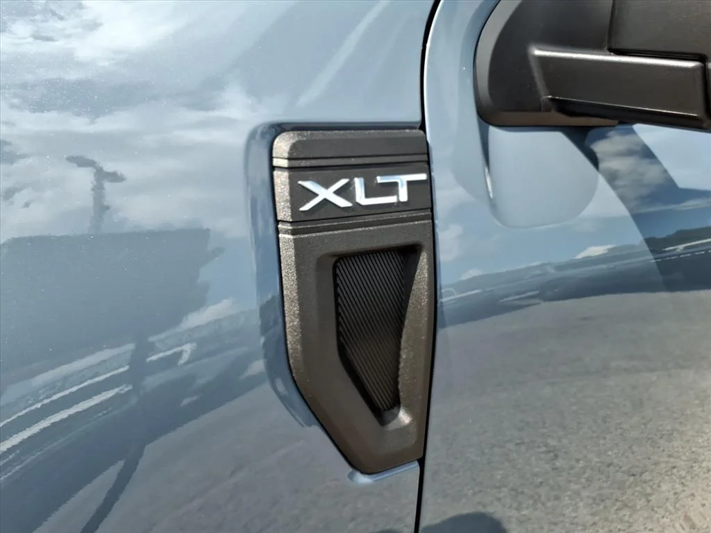 New 2026 Azure Gray Metallic Tri-Coat Ford XLT image 4