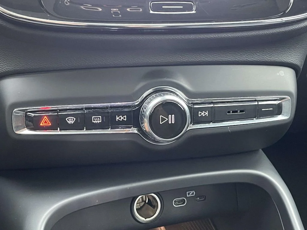 Certified Used 2025 Vapour Grey Volvo Plus image 19