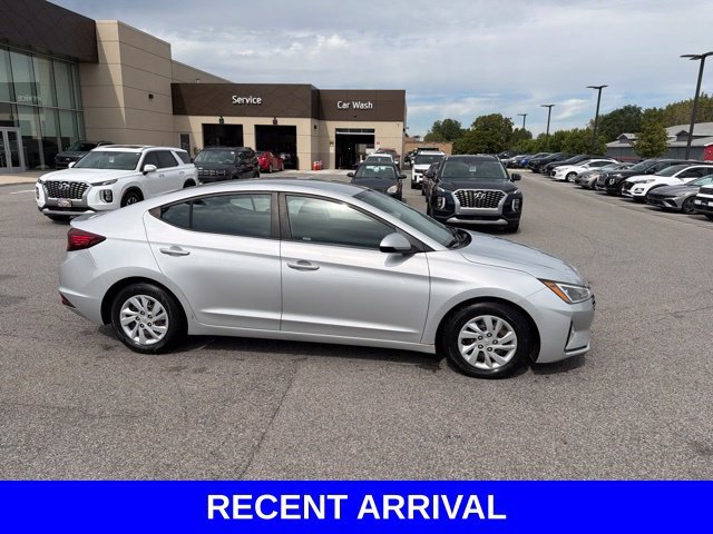 Used 2019 Silver Hyundai SE image 22