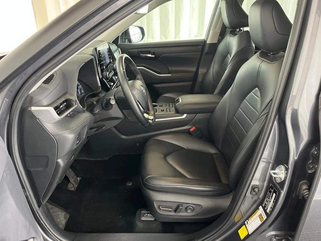Used 2020 Gray Toyota XLE image 4
