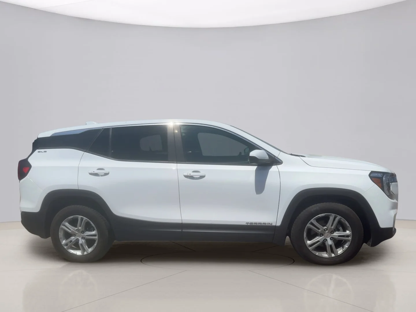 Used 2023 White Gmc SLE image 4