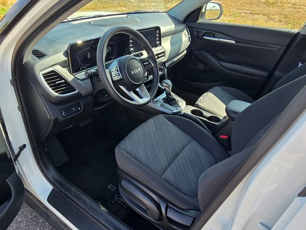 Used 2026 Snow White Pearl Kia LX image 26