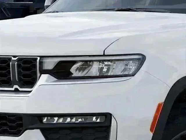 New 2027 Bright White Clear-Coat Paint Jeep Limited image 6