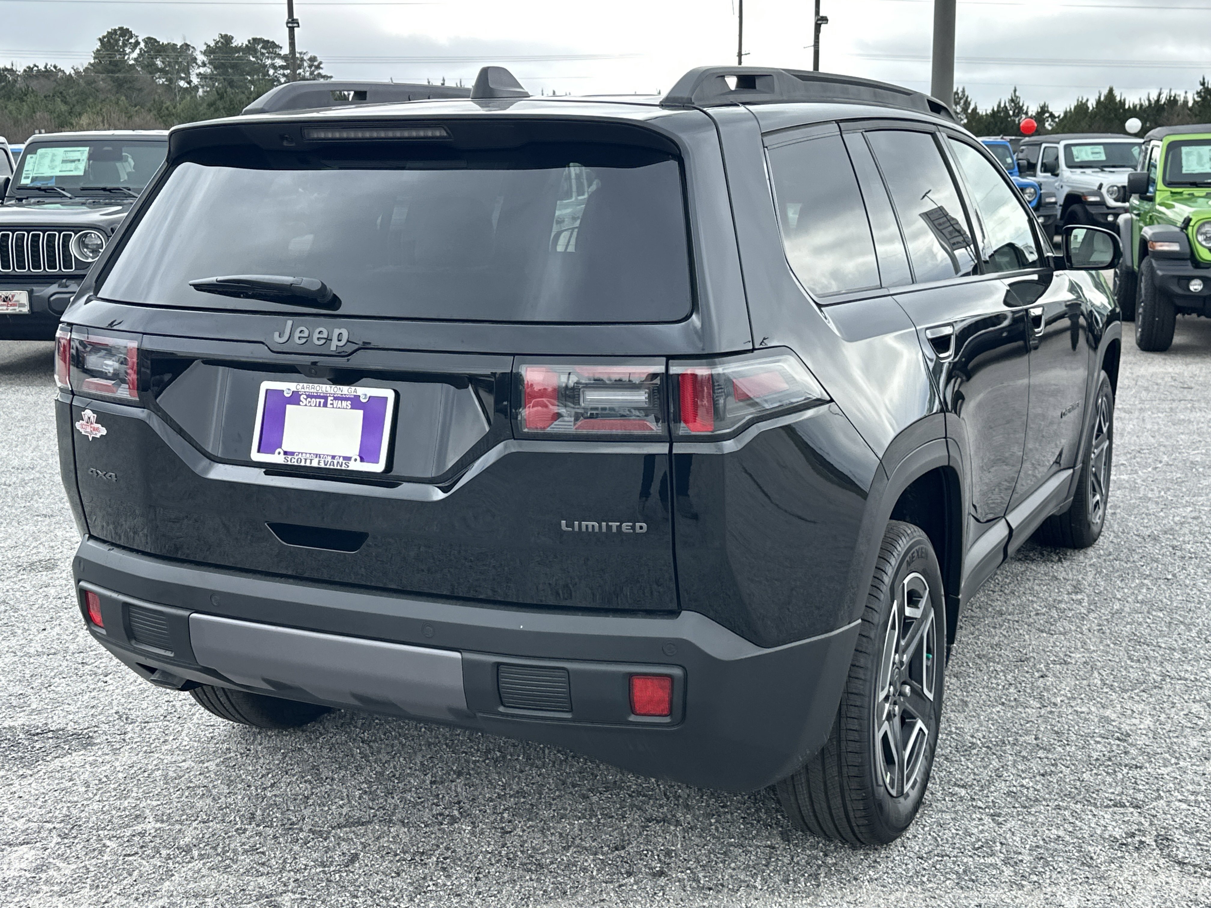 New 2026 Diamond Black Crystal Pearl-Coat Exterior Paint Jeep Limited image 8