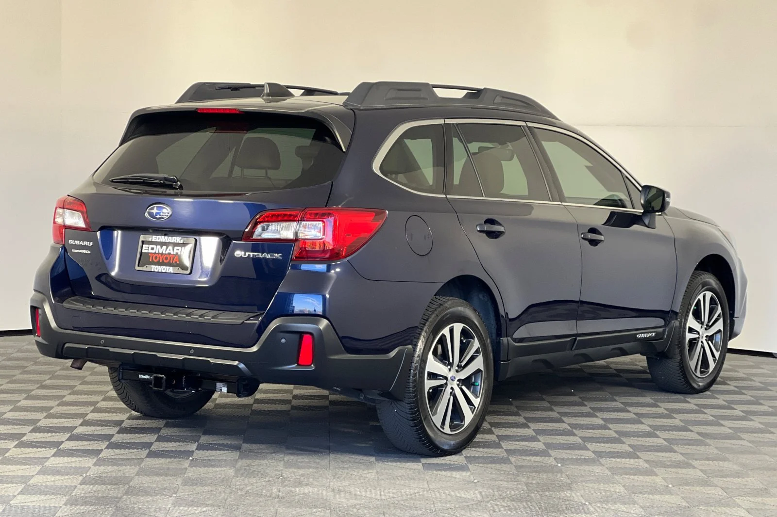 Used 2018 Dark Blue Pearl Subaru Limited image 3
