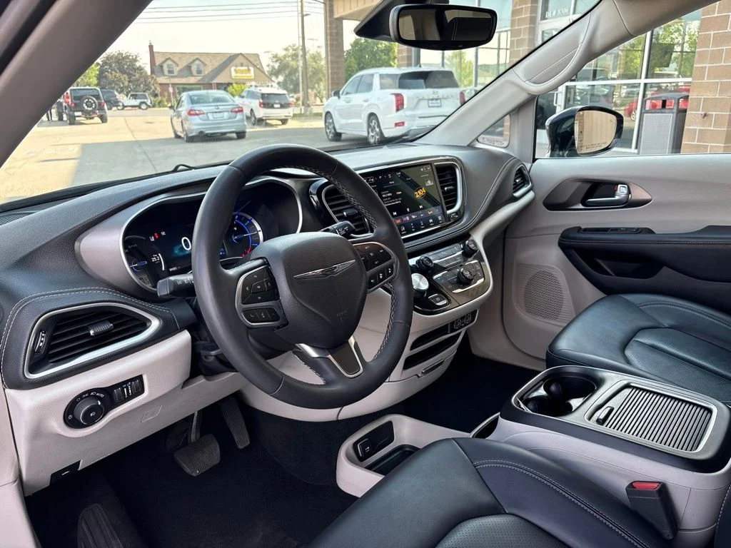 Used 2024 Black Chrysler Select image 10