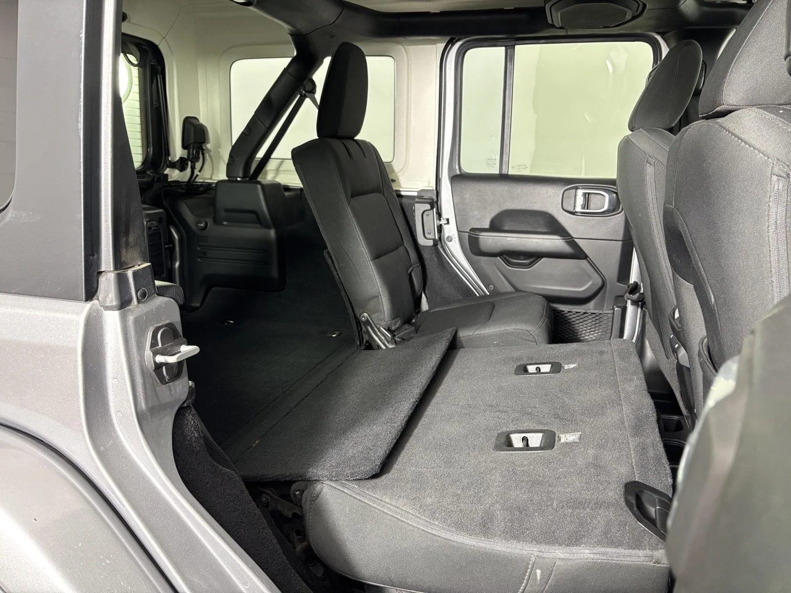 Used 2020 Billet Silver Metallic Jeep Sahara image 17