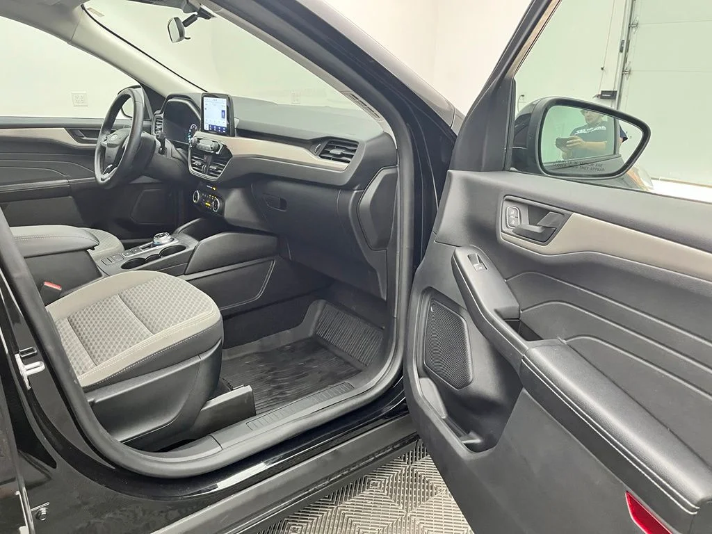 Used 2022 Black Ford SE image 29