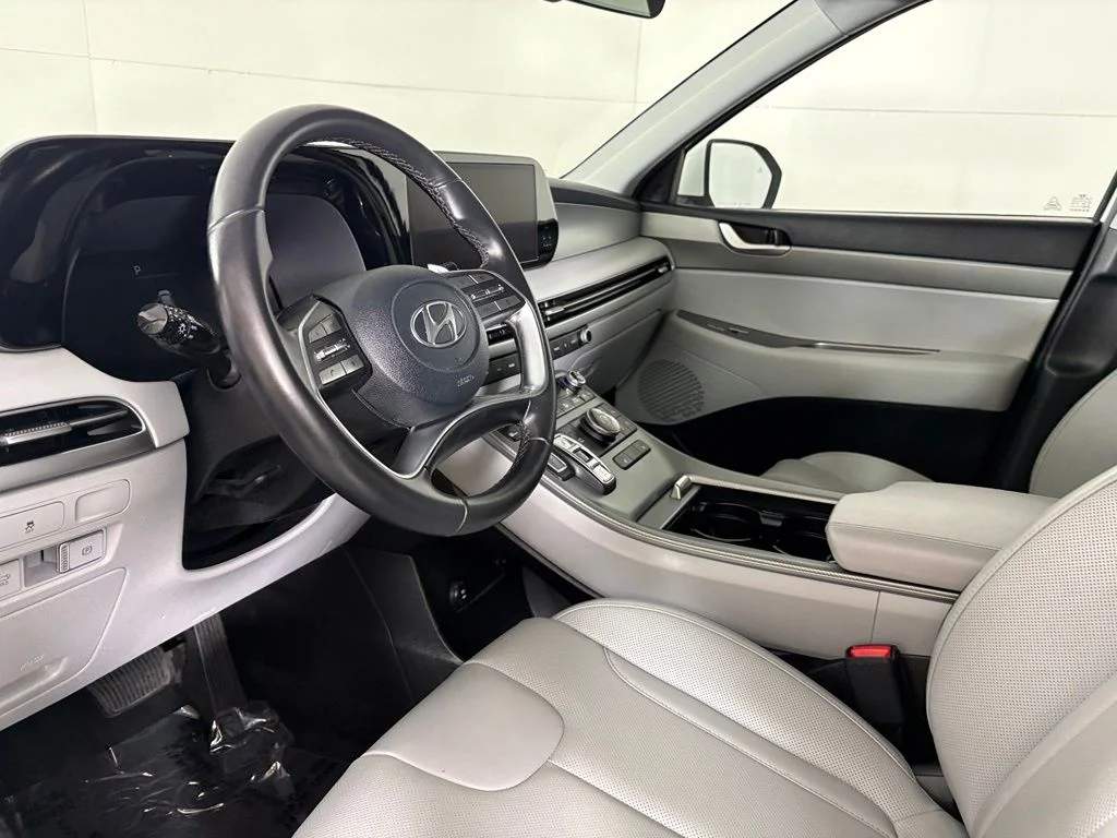Used 2025 White Hyundai SEL image 23