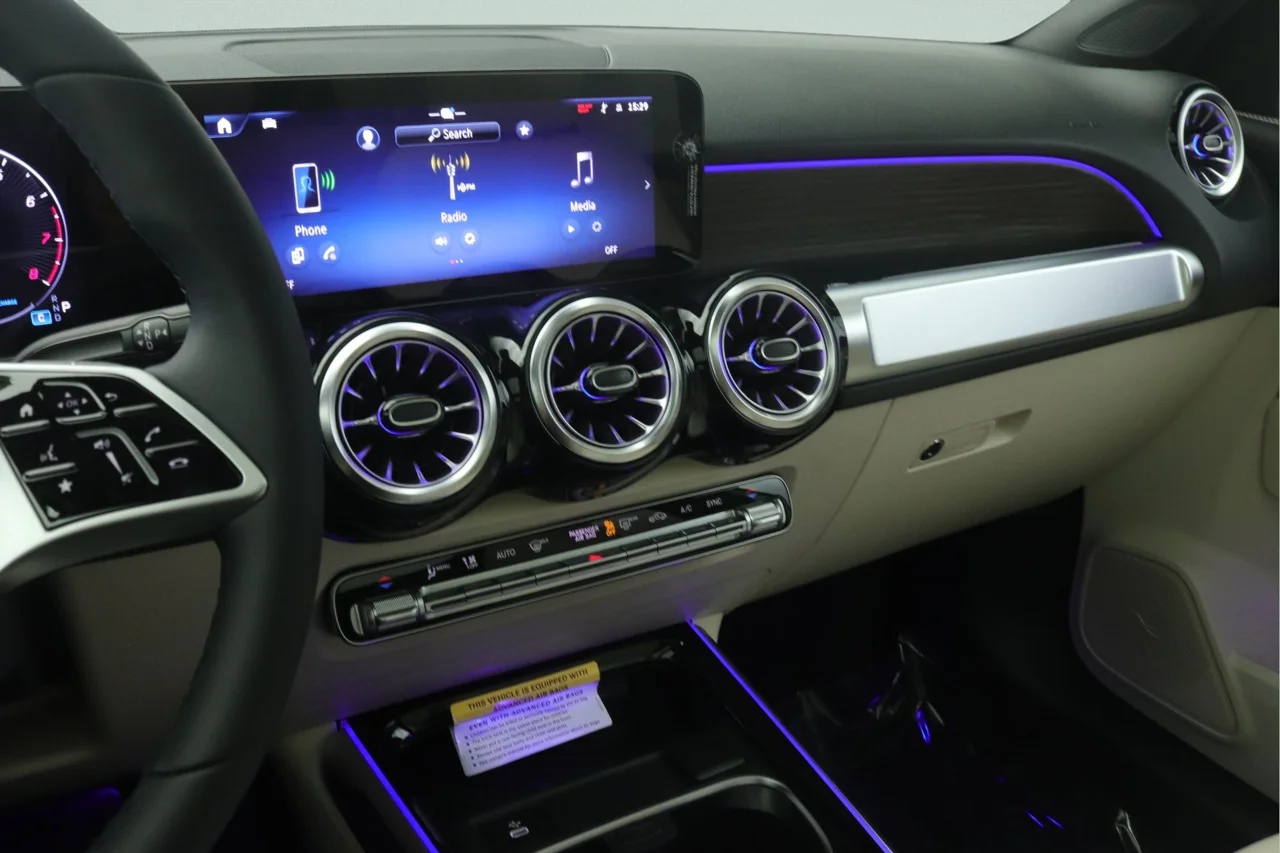New 2026 Polar White Mercedes-Benz GLB 250 image 5
