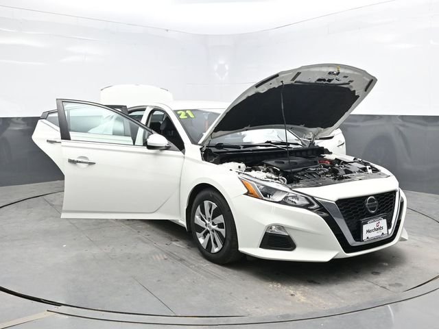 Used 2020 White Nissan 2.5 S image 46
