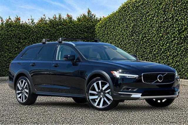 2025 Volvo V90 Cross Country B6