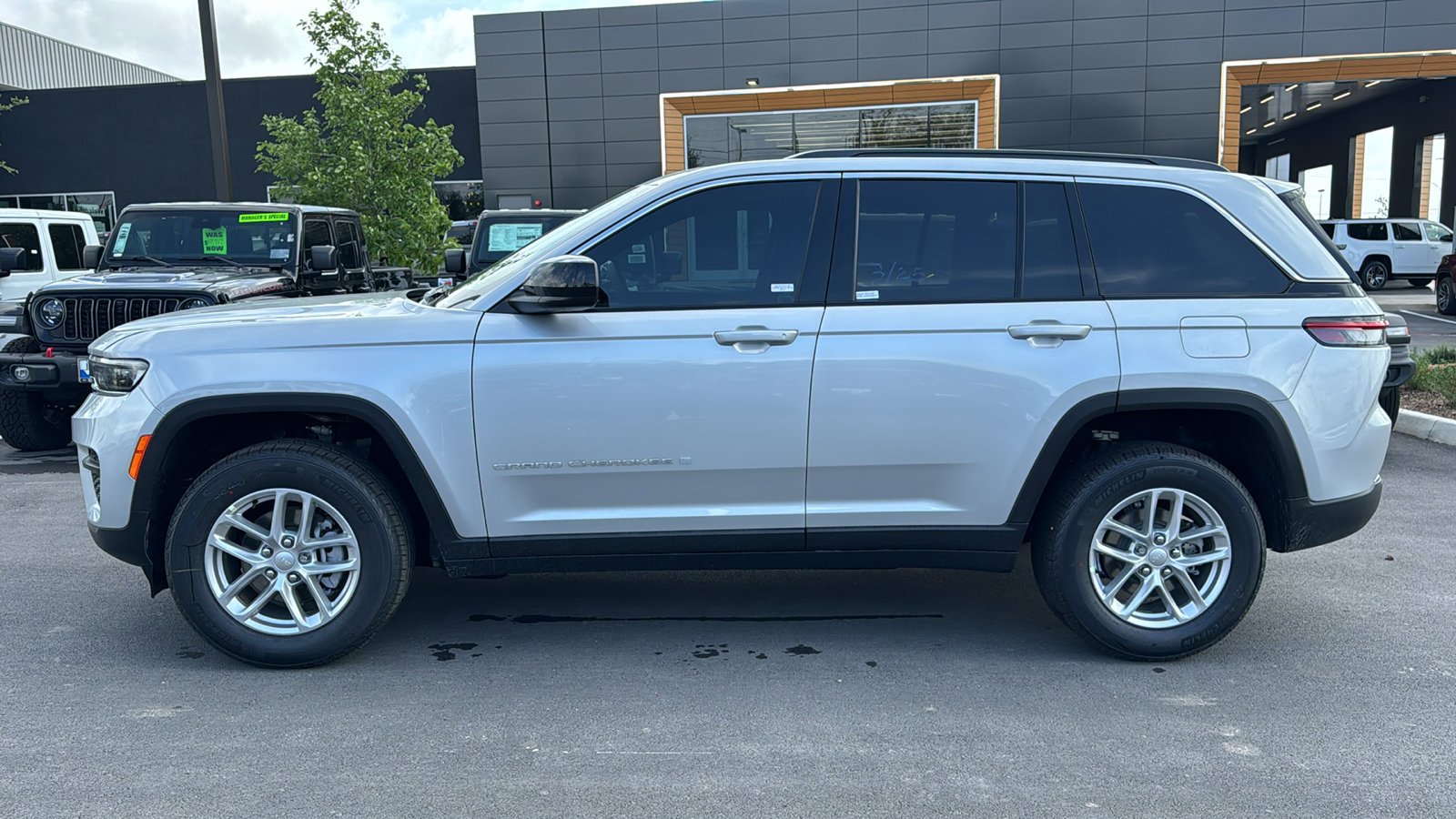 New 2026 Silver Zynith Exterior Paint Jeep Laredo X image 8