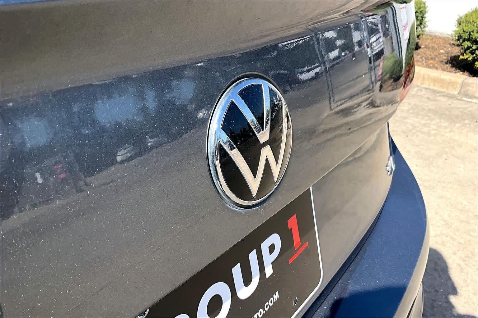 Used 2022 Platinum Gray Metallic Volkswagen SE image 9