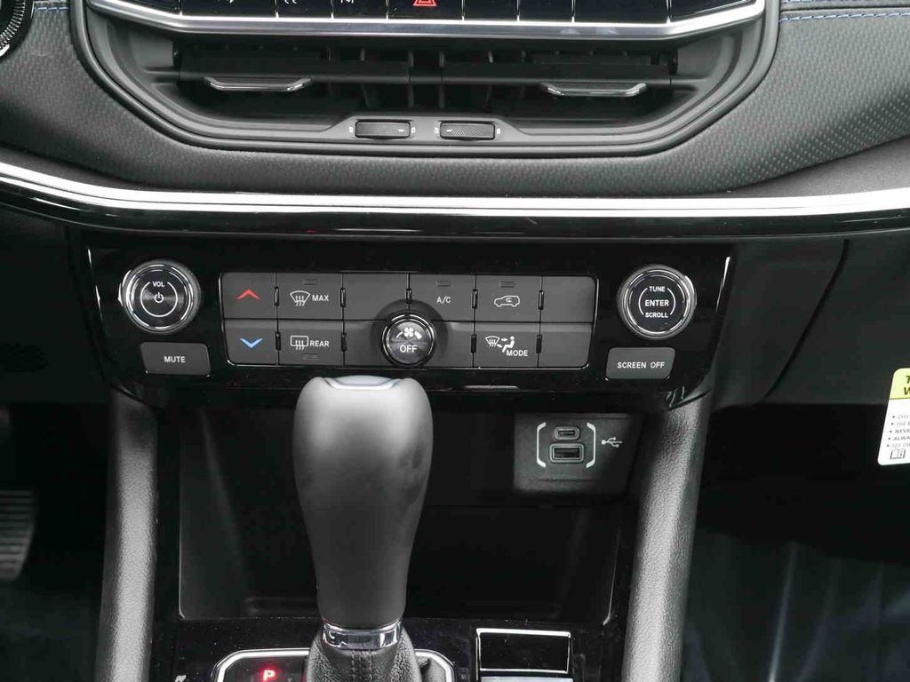 New 2026 Bright White Clearcoat Jeep Latitude image 6