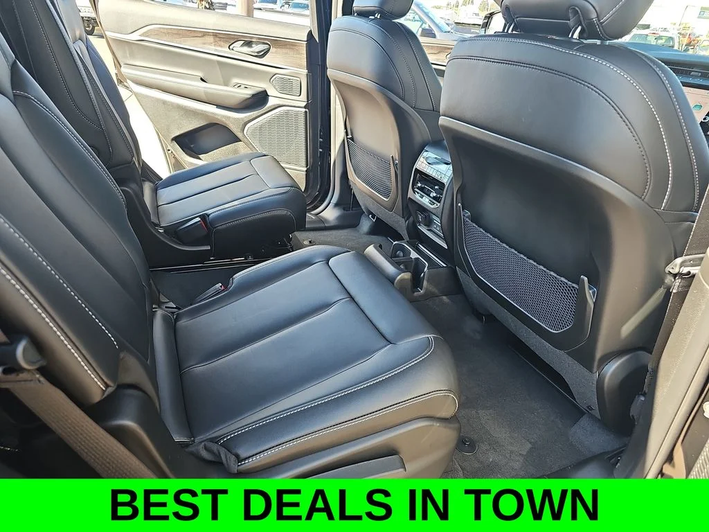 New 2026 Diamond Black Crystal Pearlcoat Jeep Limited image 11