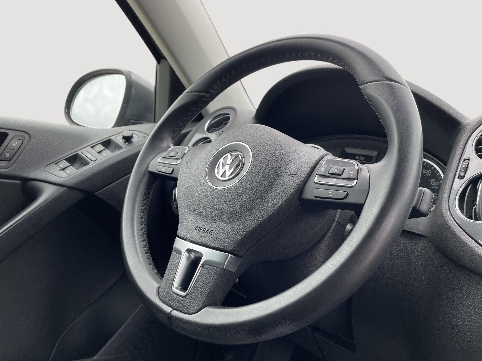 Used 2014 Pepper Gray Metallic Volkswagen SE image 18