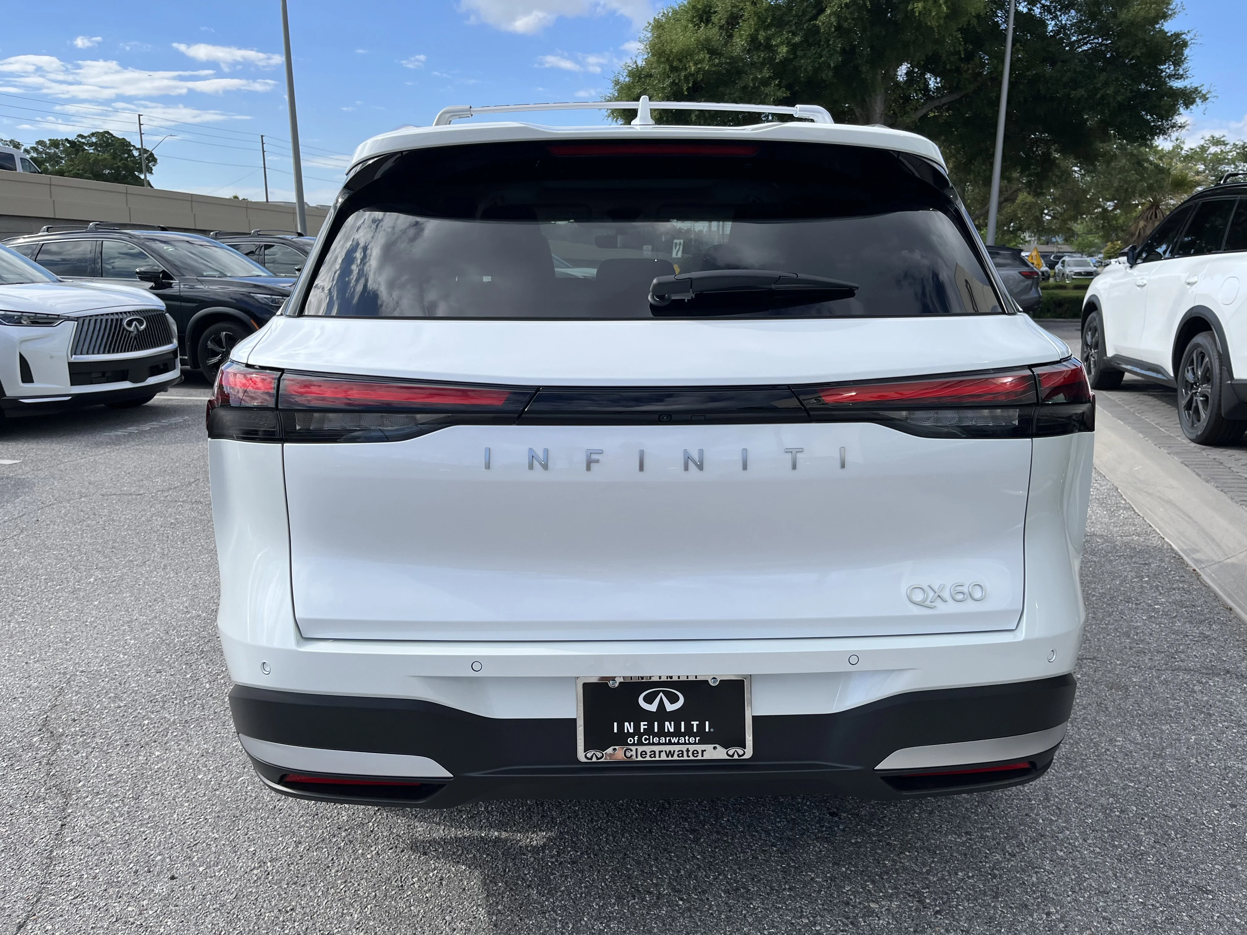 New 2027 Radiant White INFINITI LUXE image 4