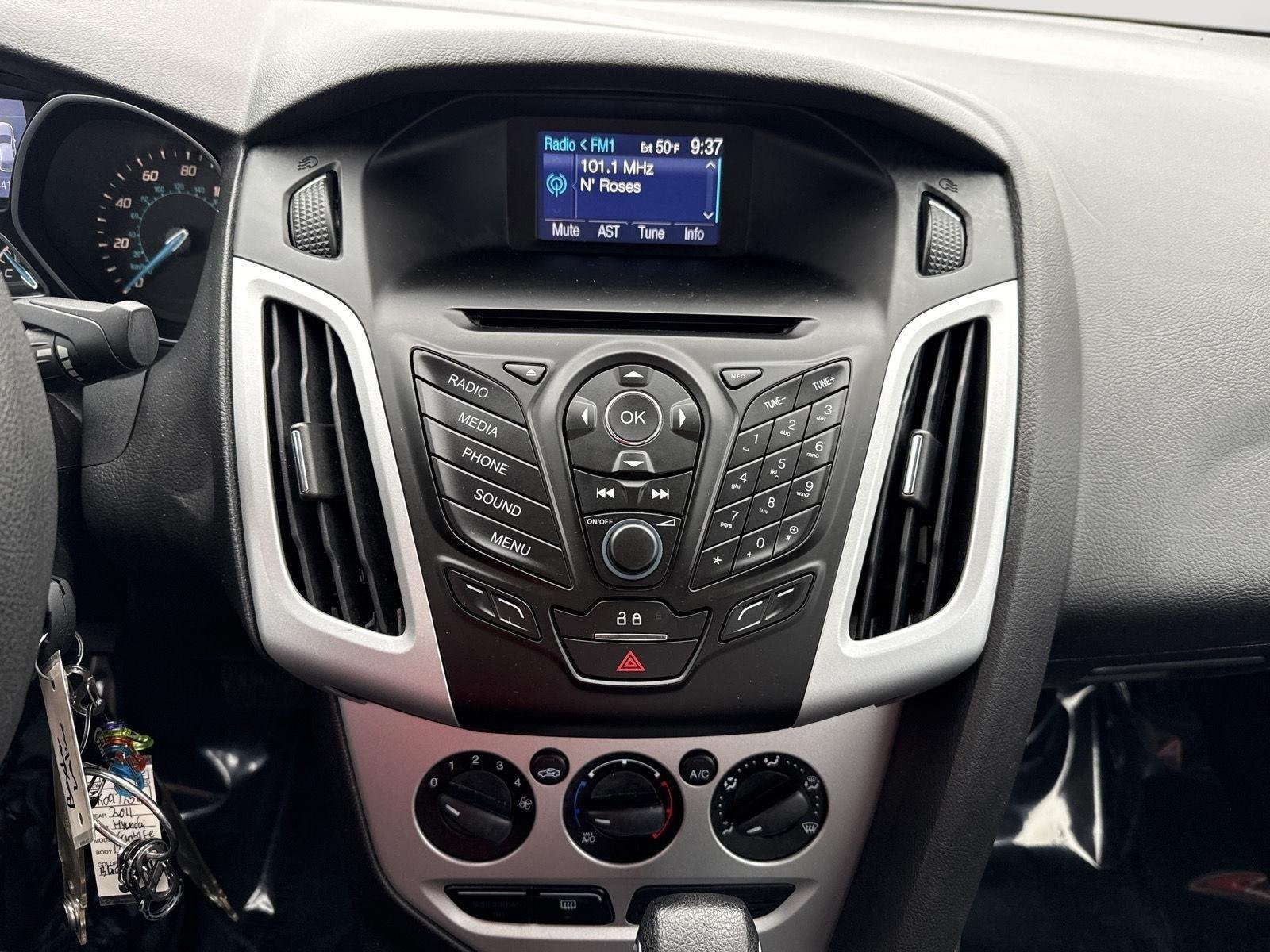 Used 2013 Tuxedo Black Metallic Ford SE image 21