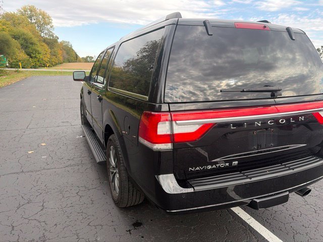 Used 2017 Black Lincoln Select image 13