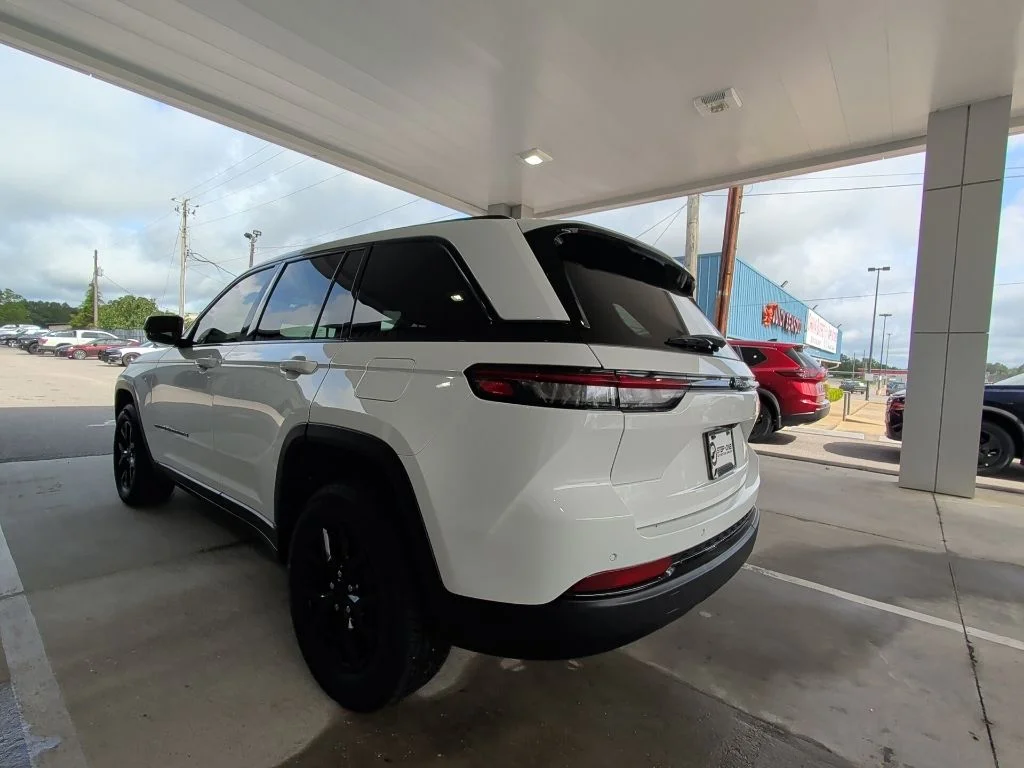 Used 2025 White Jeep Altitude X image 10