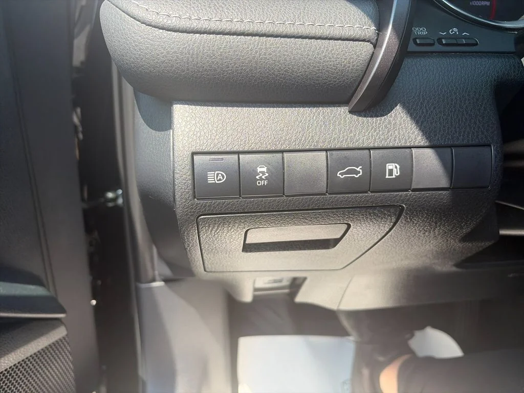 Used 2018 Black Toyota XSE V6 image 31