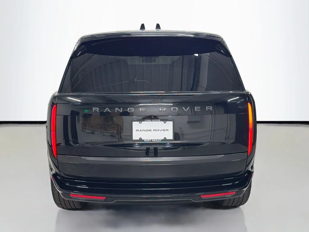 Used 2025  Land Rover SE image 10
