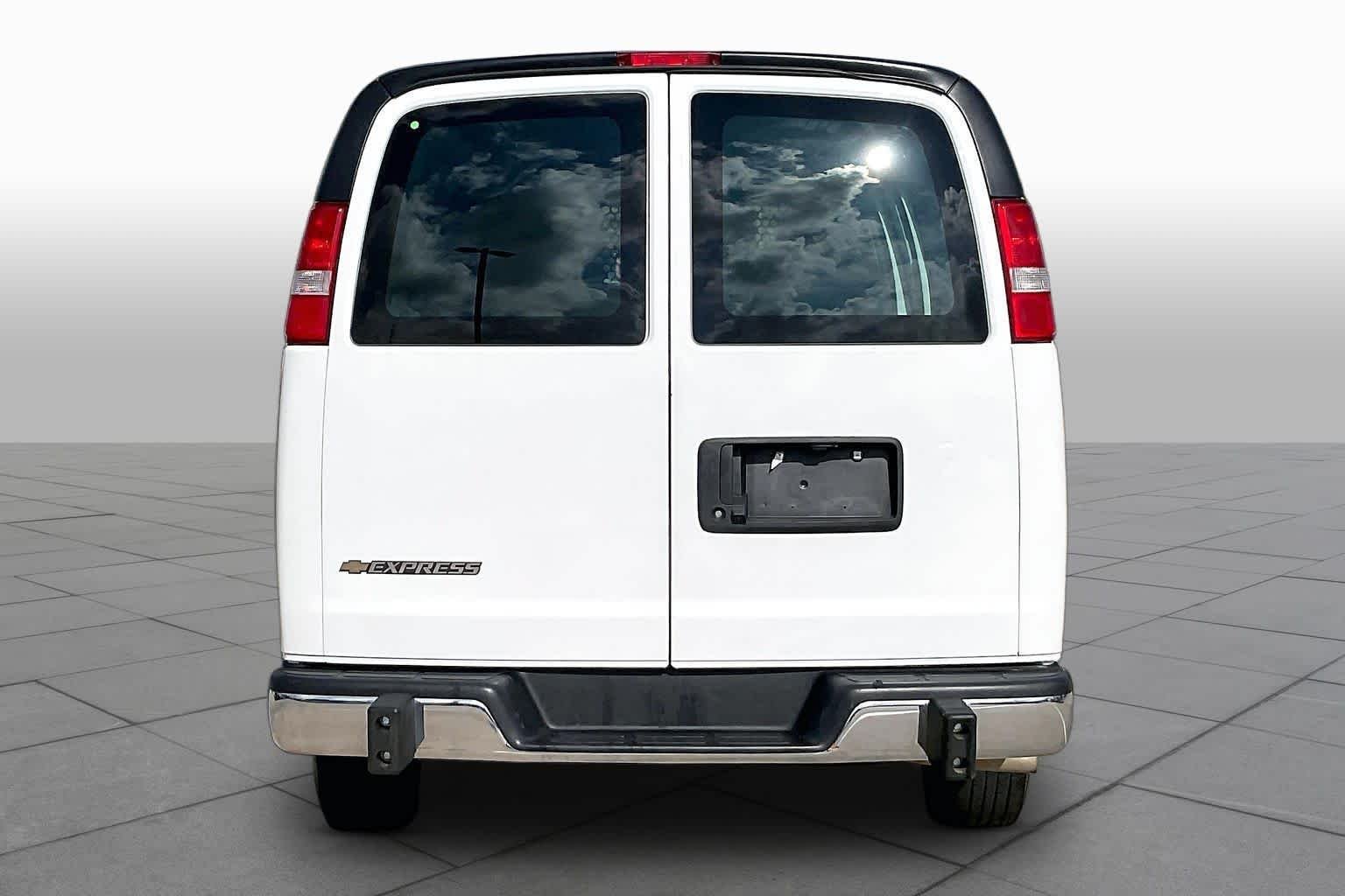 Used 2025 Summit White Chevrolet  image 5