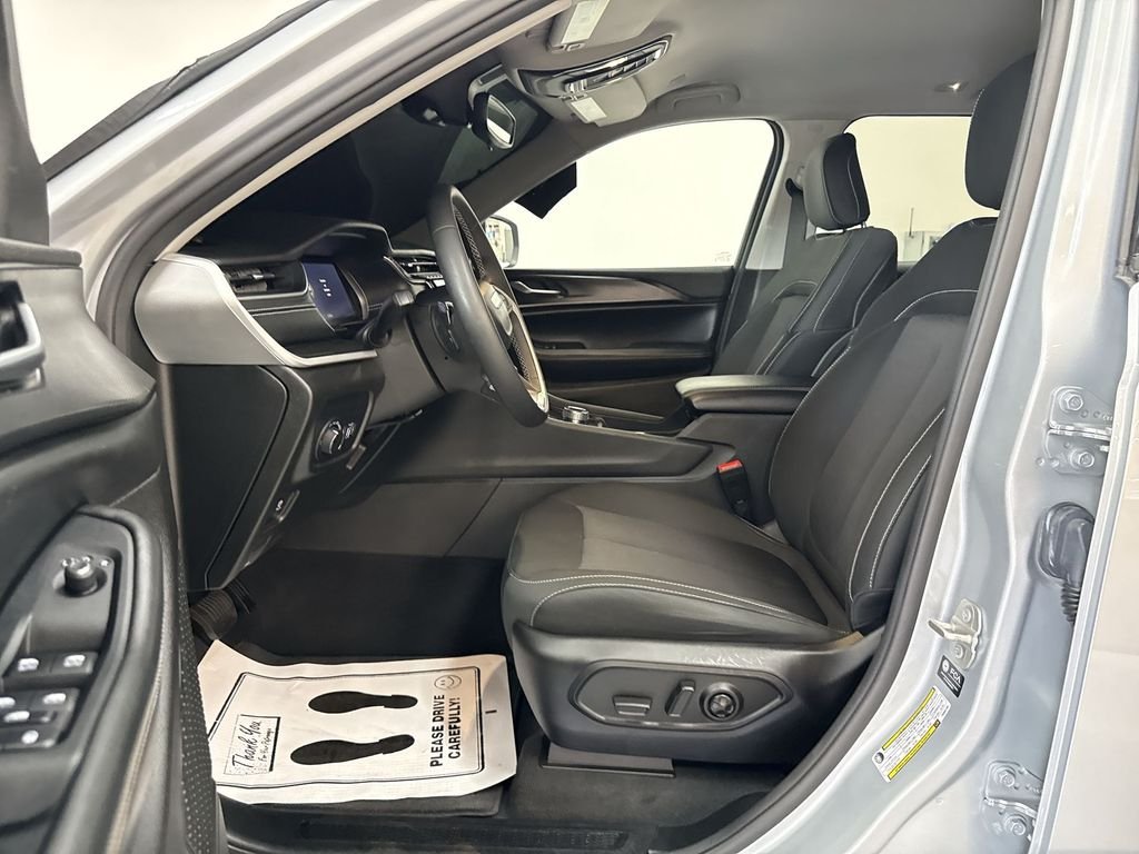 Used 2023 Silver Jeep Laredo image 12