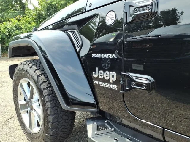 Used 2018 Black Jeep Sahara 4x4 image 14