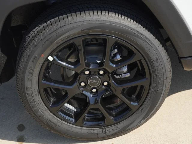 New 2026 Bright White Clear-Coat Exterior Paint Jeep Latitude image 12