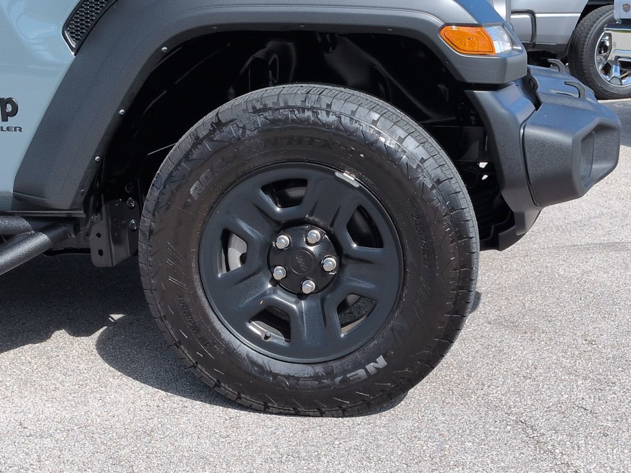 Certified Used 2025 Anvil Clear Coat Jeep Sport image 10
