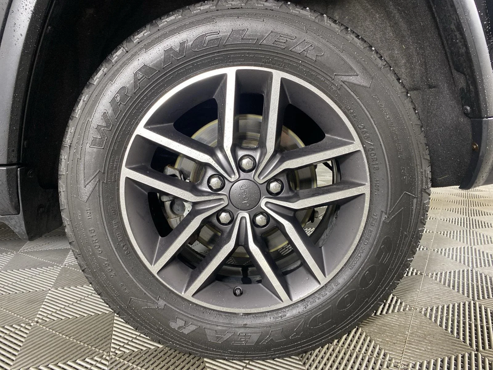 Used 2020 Diamond Black Crystal Pearlcoat Jeep Limited image 9