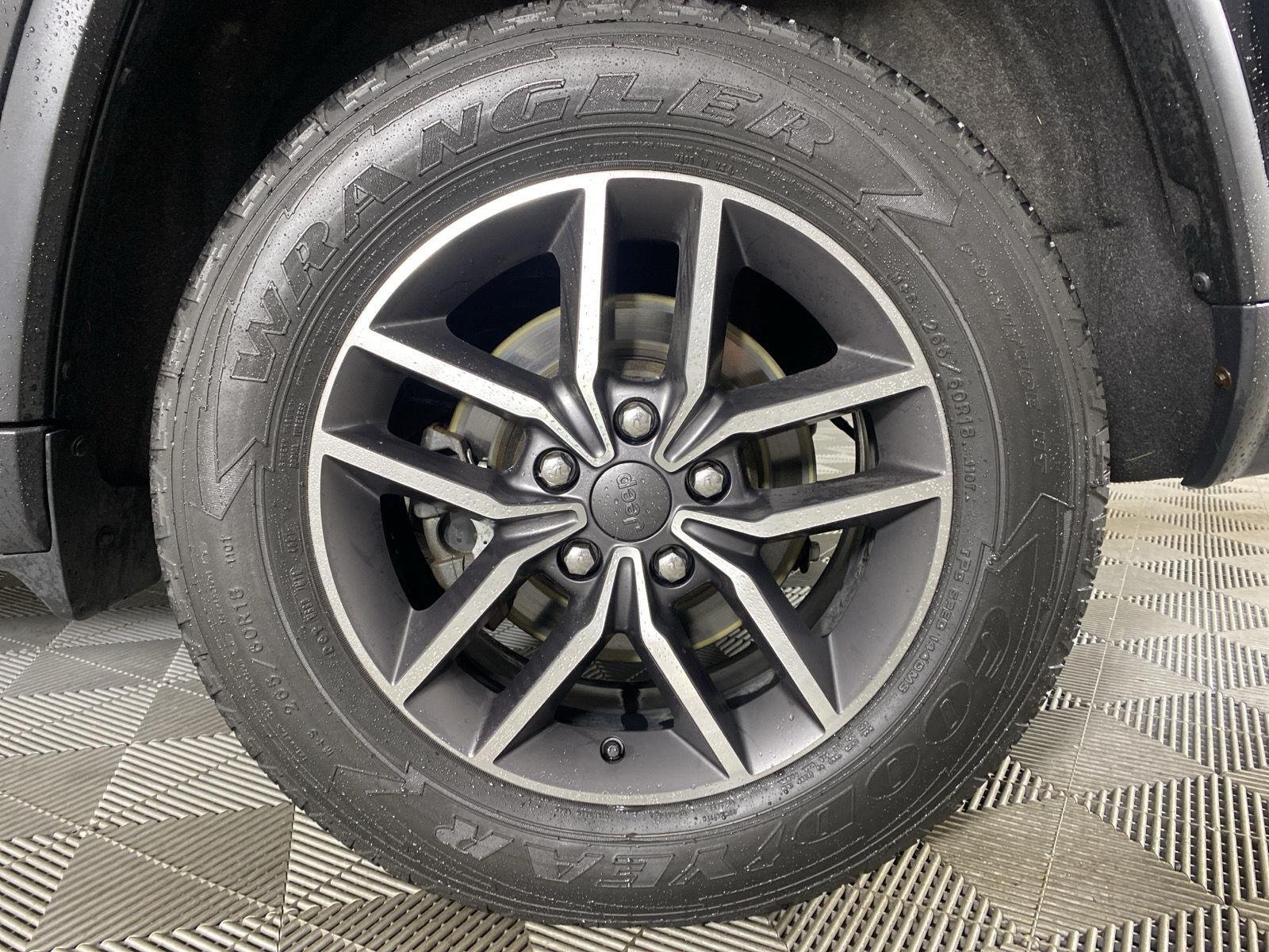 Used 2020 Diamond Black Crystal Pearlcoat Jeep Limited image 9