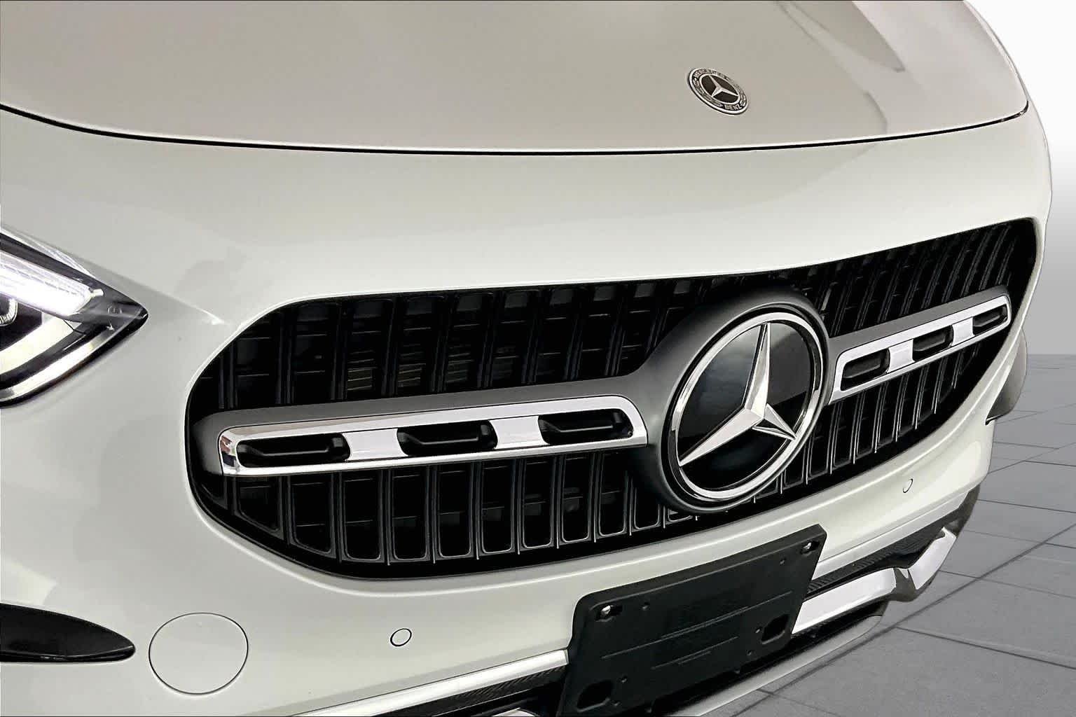 Used 2024 Digital White Metallic Mercedes-Benz GLA 250 image 29