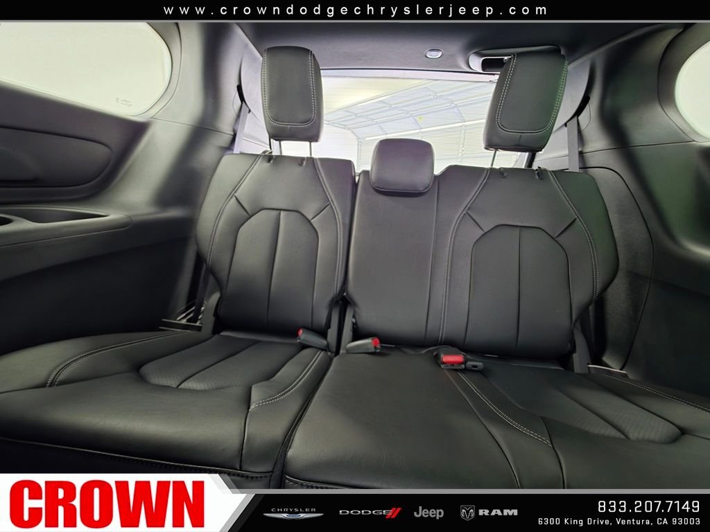 New 2026 Diamond Black Crystal Pearl-Coat Exterior Paint Chrysler Select image 11