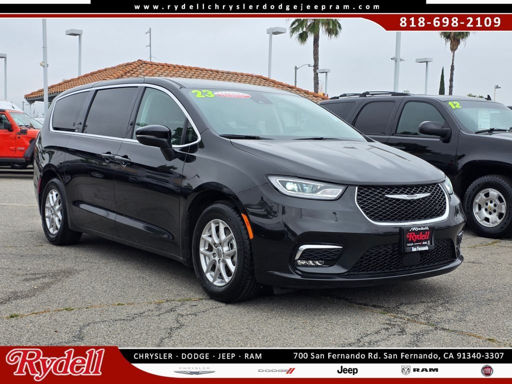 2023 Chrysler Pacifica Touring L's photo