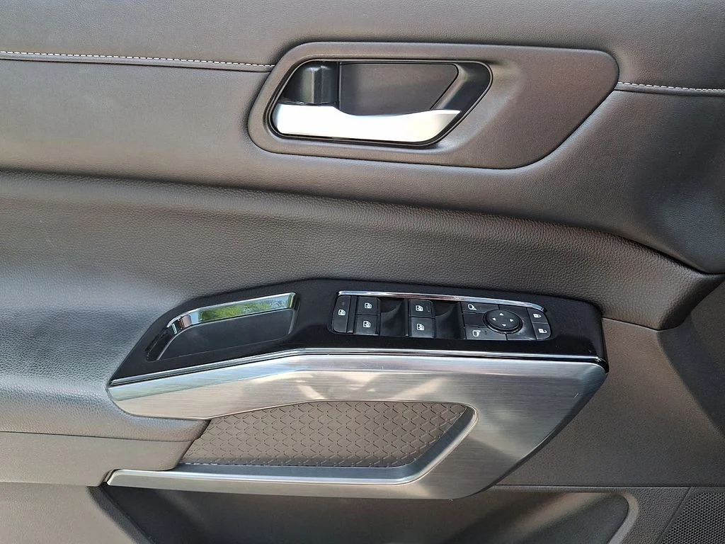 Used 2023 White Nissan SL image 13