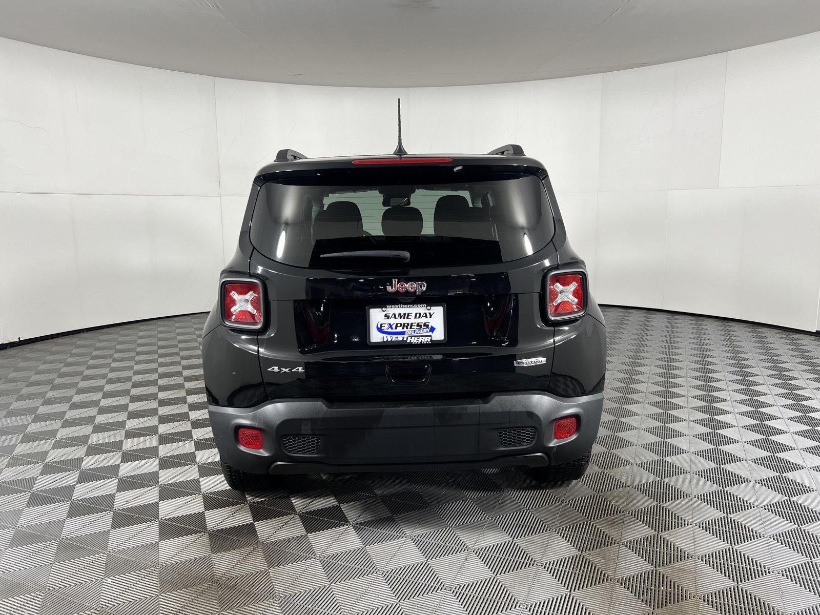 Used 2022 Black Clearcoat Jeep Latitude image 6