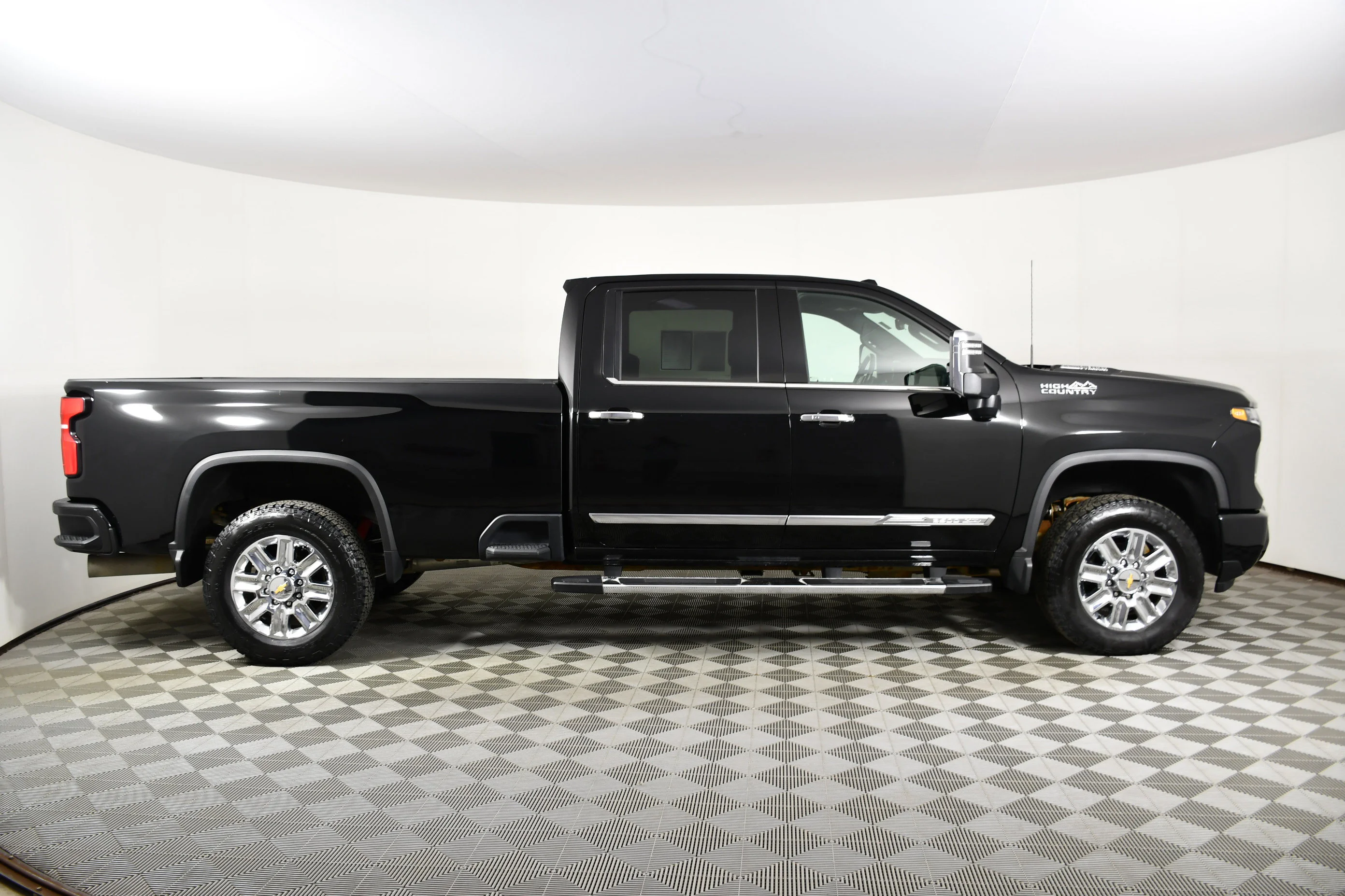 Used 2024 Black Chevrolet High Country image 5