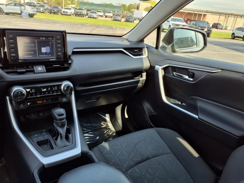 2022 Toyota RAV4 XLE - Photo 18